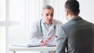 de man op de receptie bij de dokter